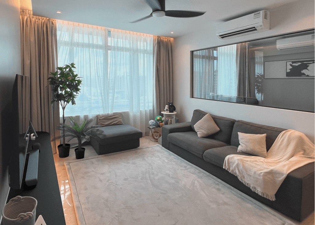 use of mirrors, neutral colours and light for living room 